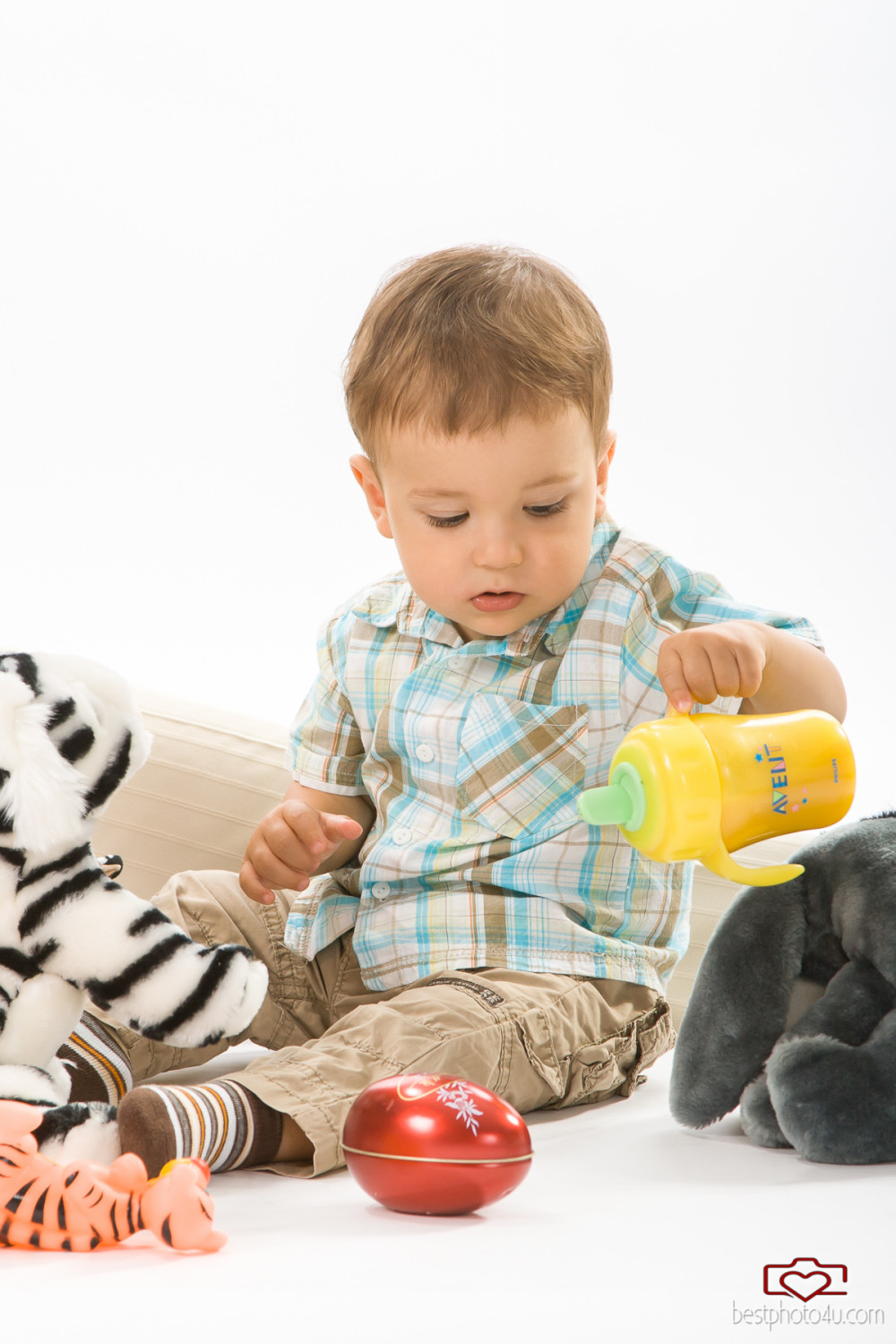 totyogó kisfiú fotózás stúdióban