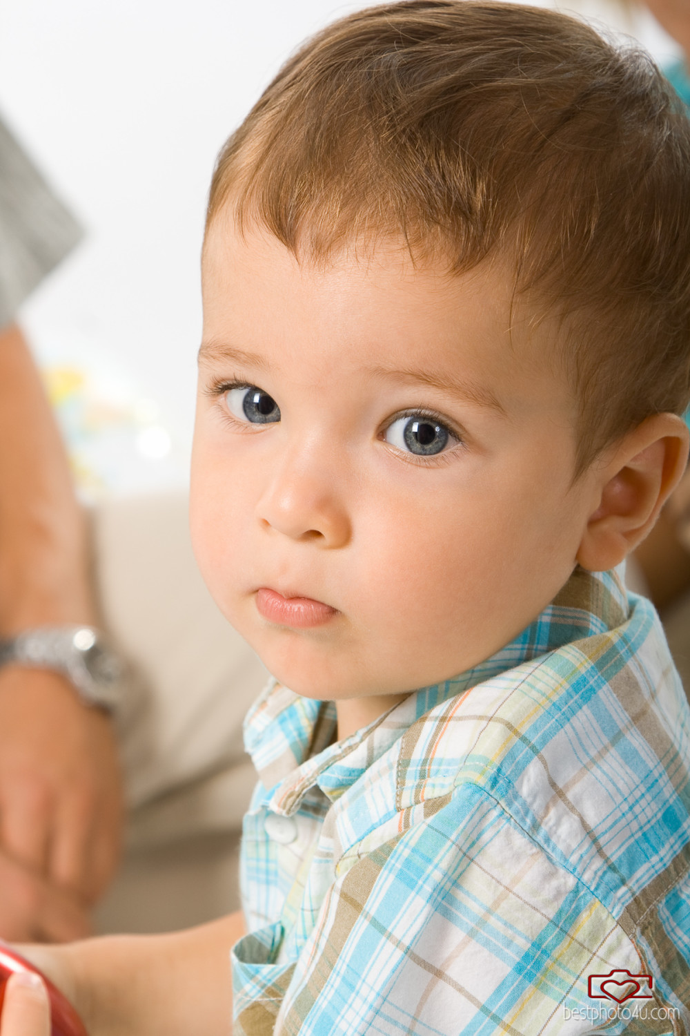 totyogó kisfiú fotózás stúdióban