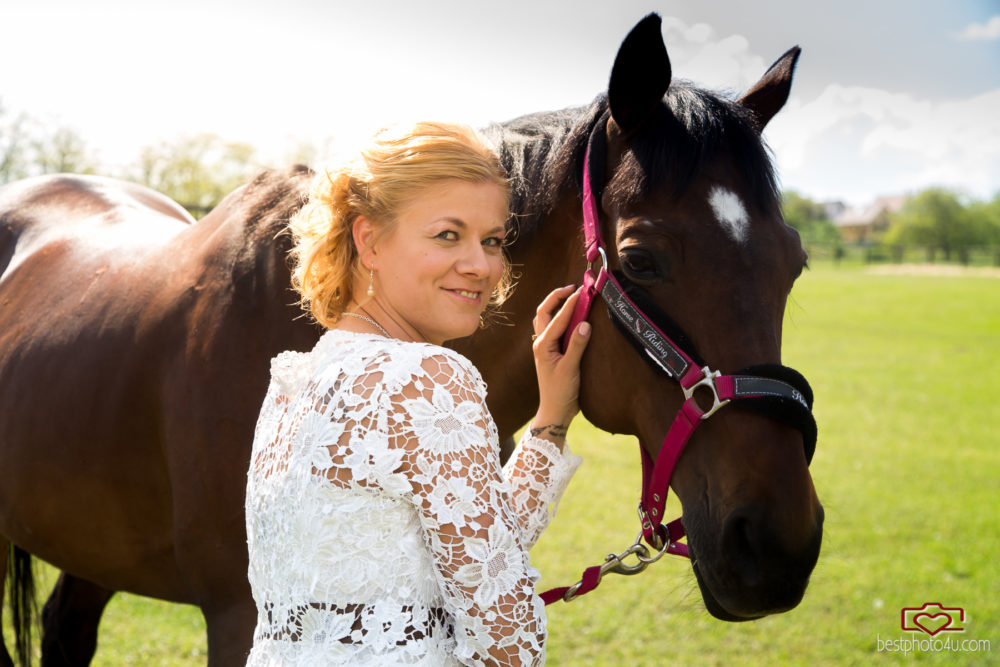 Csilla és Attila esküvői fotói a sóskúti lovasklubban