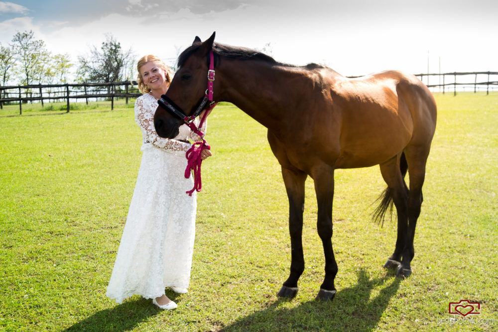 Csilla és Attila esküvői fotói a sóskúti lovasklubban