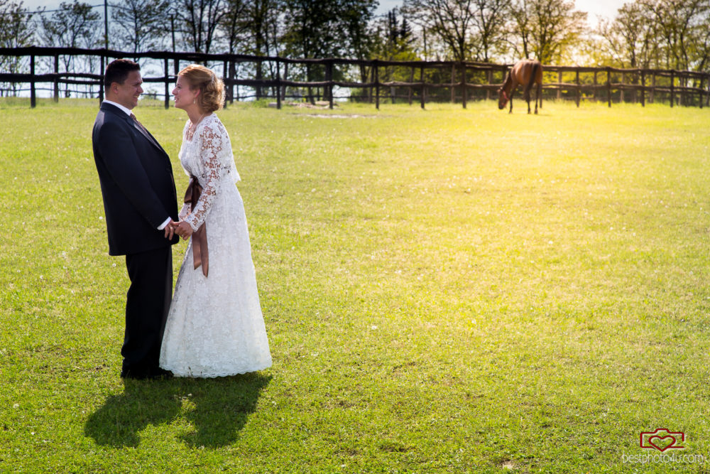 Csilla és Attila esküvői fotói a sóskúti lovasklubban